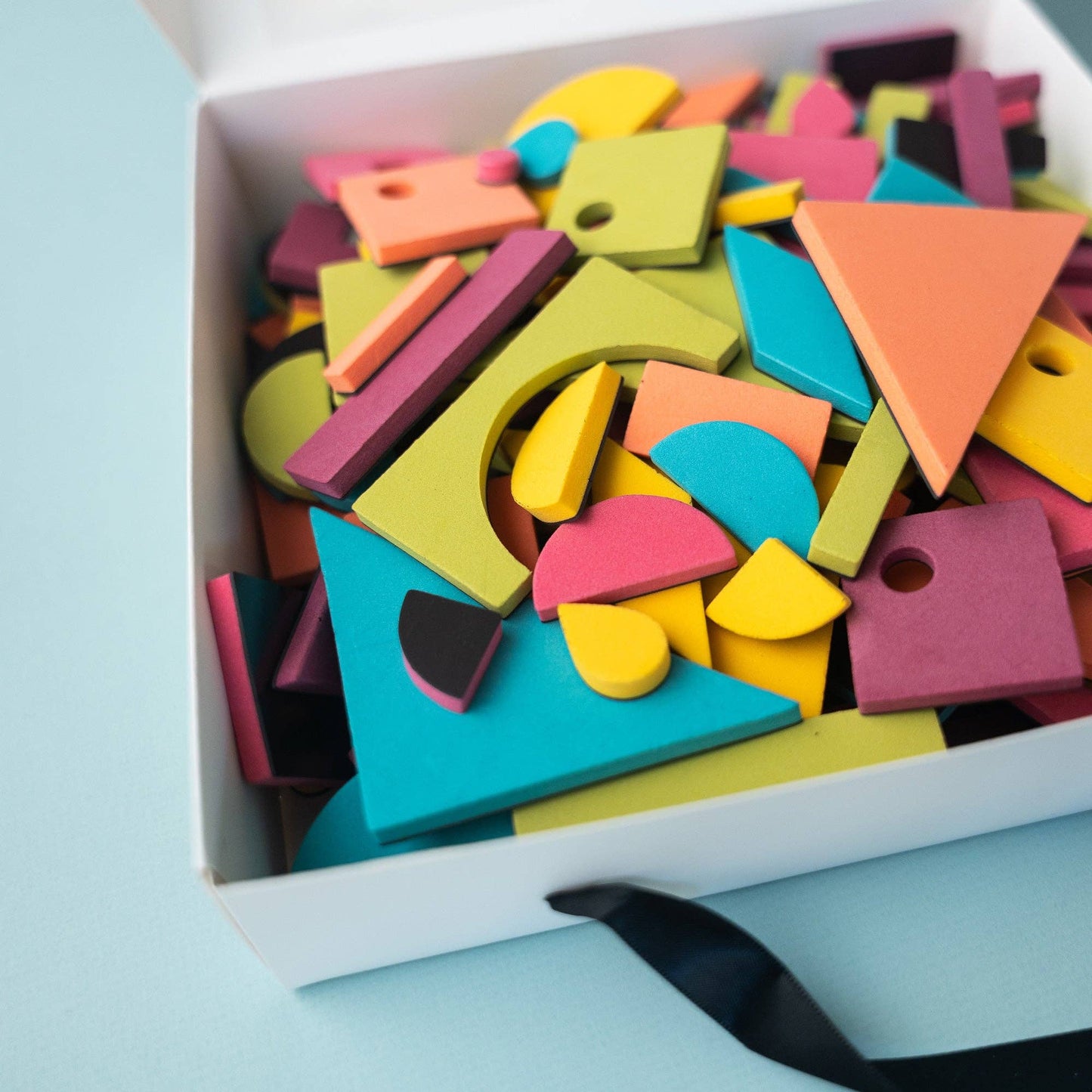 198pc Magnetic Shapes in Rainbow